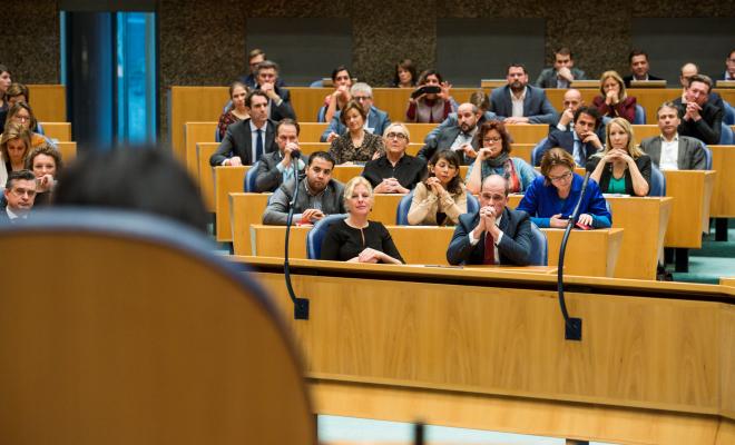 Kamerleden zitten in de plenaire zaal bij afscheid Diederik Samsom