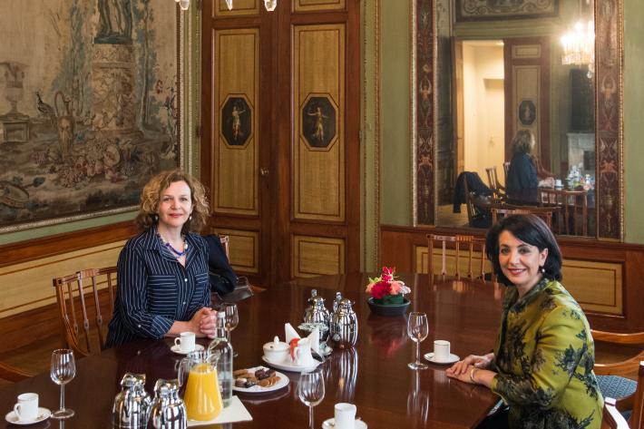 Tweede Kamervoorzitter Khadija Arib ontving Edith Schippers in de Stadhouderskamer om kennis te maken en de opdracht voor een verkenning om te zetten in concrete afspraken.