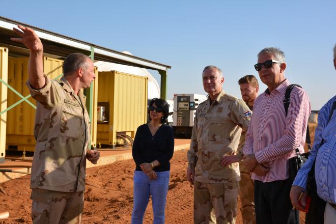 Kamervoorzitter Arib met militairen in Mali