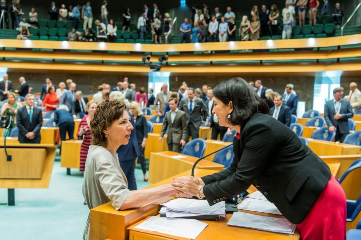 Voorzitter Khadija Arib feliciteert Simone Roos met haar beëdiging als Griffier van de Tweede Kamer