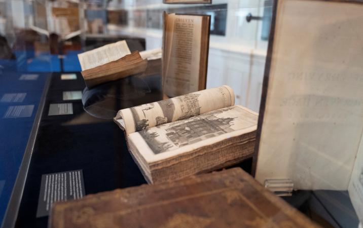 Boeken in vitrine