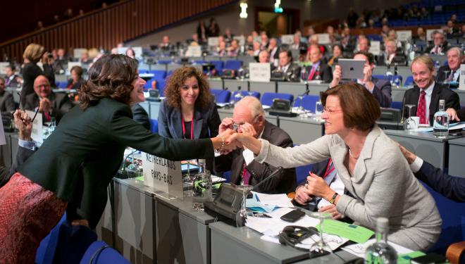 Tweede Kamervoorzitter Anouchka van Miltenburg (links) feliciteert Angelien Eijsink