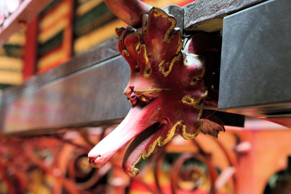 Drakenkopjes aan de balustrades in de Handelingenkamer