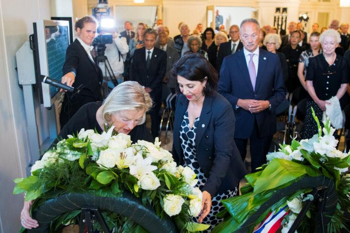 De Voorzitters van de Eerste en Tweede Kamer leggen een krans bij de Indische plaquette