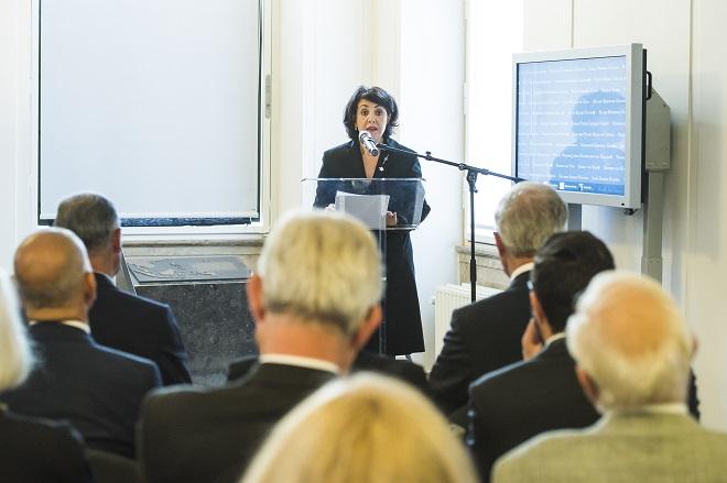 Kamervoorzitter Khadija Arib spreekt de aanwezigen toe tijdens de Indiëherdenking in het Kamergebouw