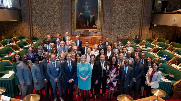 Groep mensen in plenaire zaal Eerste Kamer