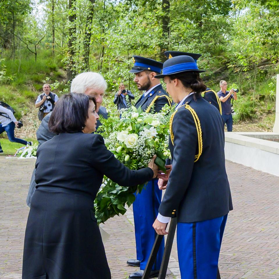 Voorzitter Khadija Arib legt een krans tijdens de herdenking van de ontruiming van kamp Vught