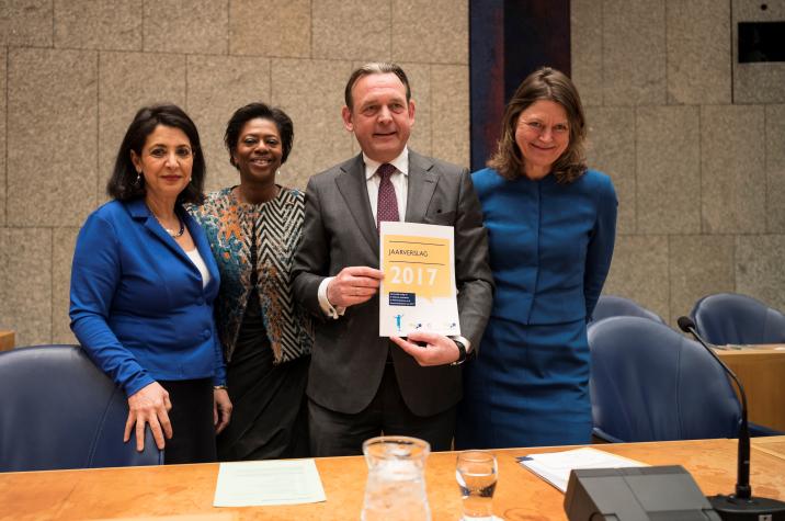 Kamervoorzitter Khadija Arib, substituut-ombudsman Joyce Sylvester, Nationaal ombudsman Reinier van Zutphen en Kinderombudsman Margrite Kalverboer. 