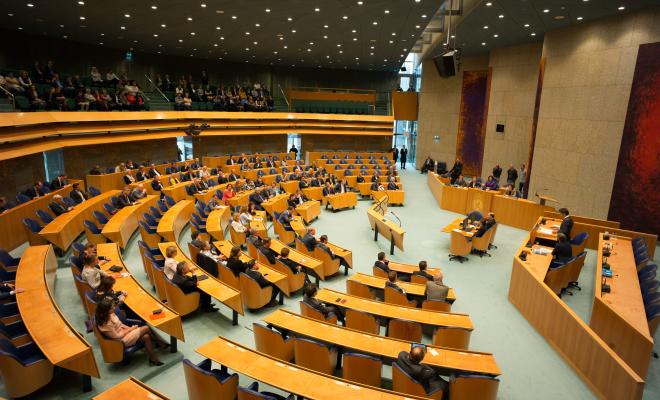 Kamerleden zitten in de plenaire zaal van de Tweede Kamer