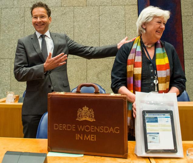 Minister Dijsselbloem van Financiën en president van de Rekenkamer Saskia Stuiveling op woensdag 20 mei 2015 in de Kamer. Deze Verantwoordingsdag was de laatste voordat Stuiveling met pensioen ging. Op 20 april 2017 is ze overleden.