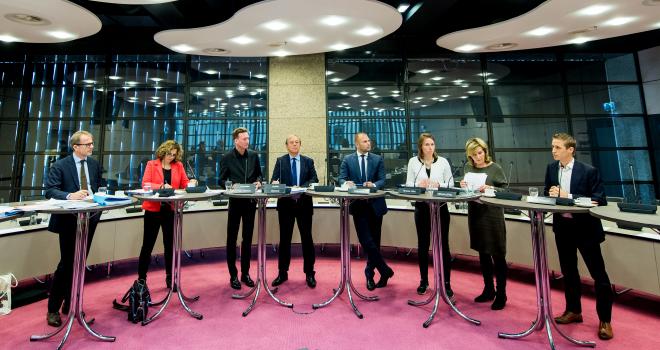 Kamerleden staand in vergaderzaal