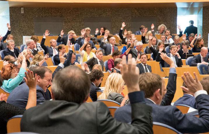 De Tweede Kamer stemt over het spoedwetsvoorstel van minister Schippers (Volksgezondheid) dat ervoor zorgt dat het eigen risico in de zorg in 2018 niet wordt verhoogd.