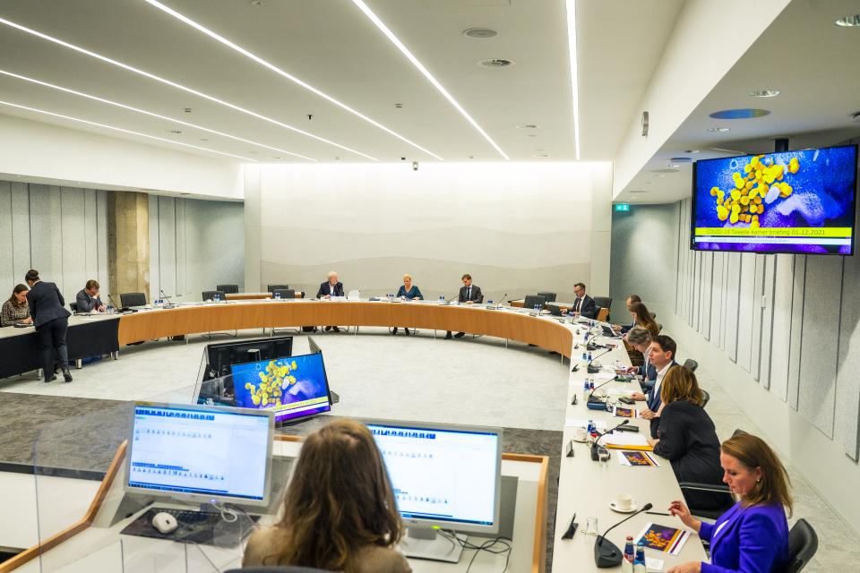 Jaap van Dissel geeft een presentatie aan de commissie VWS op 1-12-2021