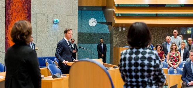 Rutte tijdens de herdenking van Piet de Jong