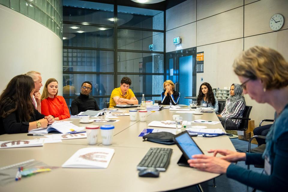 Studenten zijn met elkaar in overleg over een van de vijf thema's.