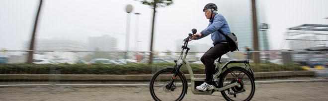 Een fietser op een speedpedelec (elektrische fiets die snelheden haalt van 45 kilometer per uur)