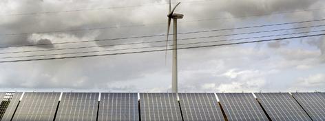 Zonnepanelen en een windmolen.