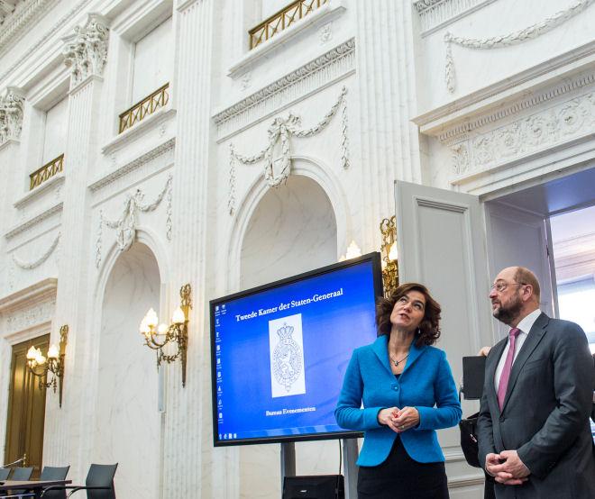 Martin Schulz en Anouchka van Miltenburg in de Oude Zaal van de Tweede Kamer