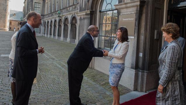 Voorzitter Anouchka van Miltenburg ontvangt de parlementsvoorzitter van Trinidad en Tobago, Wade Mark.