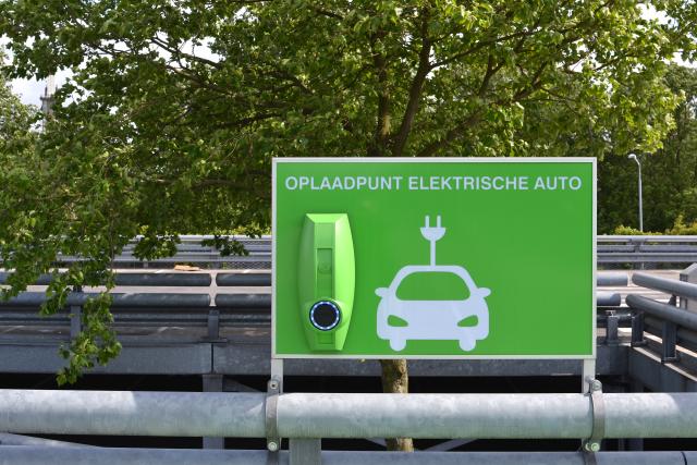 Oplaadpunt elektrische auto op parkeerplaats