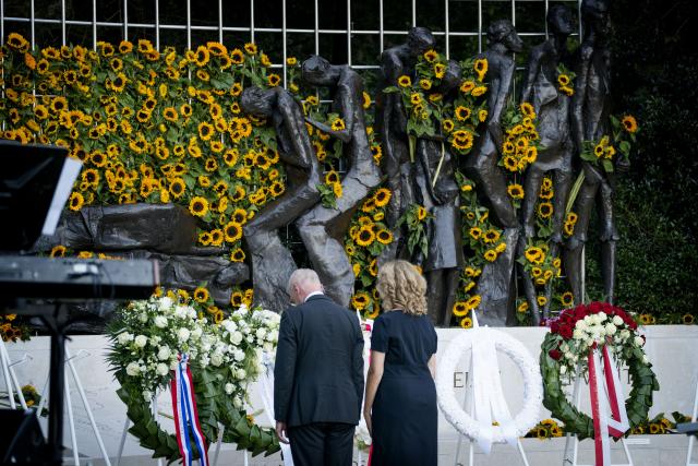 Vera Bergkamp en Jan Anthonie Bruijn leggen een krans bij het Indisch Monument