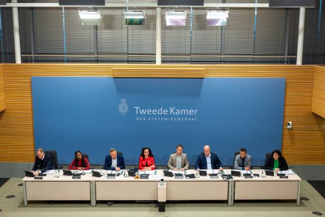 De parlementaire enquêtecommissie Fraudebeleid en Dienstverlening tijdens een verhoor in de Enquêtezaal. V.l.n.r.: Lammert van Raan (PvdD), Sylvana Simons (BIJ1), Evert Jan Slootweg (CDA), Salima Belhaj (D66, voorzitter), Michiel van Nispen (SP, vicevoorzitter), Thierry Aartsen (VVD),  Farid Azarkan (Denk) en Senna Maatoug (GroenLinks).