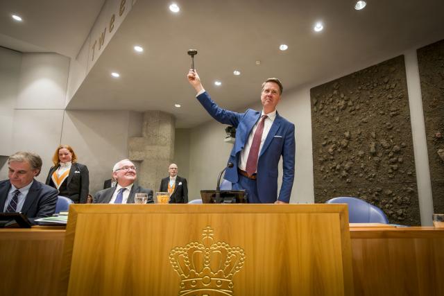 Martin Bosma staat achter zijn spreekgestoelte en houdt de voorzittershamer omhoog. 