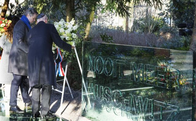 Tweede Kamervoorzitter Martin Bosma en Eerste Kamervoorzitter Jan Anthonie Bruijn leggen een krans bij het Spiegelmonument 'Nooit meer Auschwitz' in het Wertheimpark in Amsterdam. 