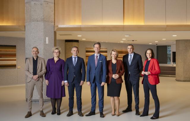 De leden van het Presidium poseren in de hal voor de plenaire zaal van de Tweede Kamer.