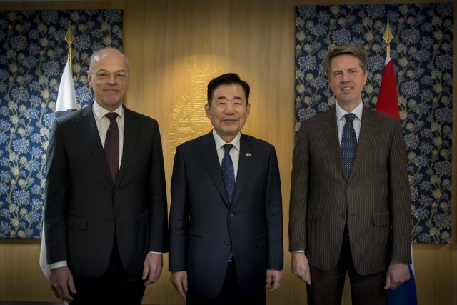 Op de voorgrond Eerste Kamervoorzitter Jan Anthonie Bruijn, Zuid-Koreaanse parlementsvoorzitter Kim Jin-pyo en Tweede Kamervoorzitter Martin Bosma. Op de achtergrond twee vlaggen, het logo van de Tweede Kamer in hout gegraveerd en wanden met bloemenmotief.