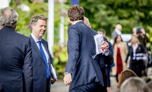 Voorzitter Martin Bosma met andere mensen om hem heen. Op de achtergrond bomen.