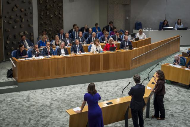 Dick Schoof  staat bij het spreekgestoelte en geeft antwoord op vragen van politici