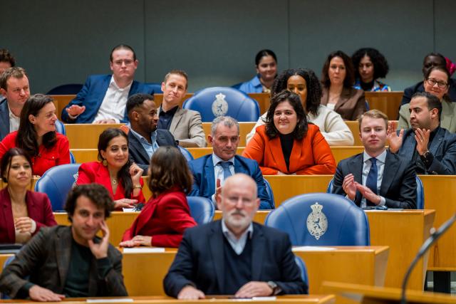 Kamerleden van Groenlinks-PvdA in de plenaire zaal, met rechts van het midden Senna Maatoug