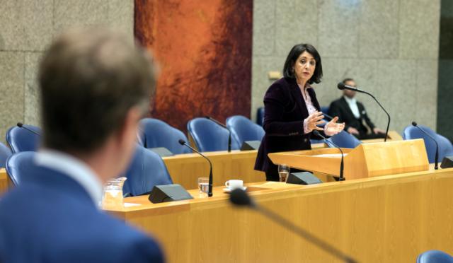 Tweede Kamervoorzitter Khadija Arib licht in vak-K het voorstel toe om de taakomschrijving van commissievoorzitters officieel vast te leggen in het Reglement van Orde.