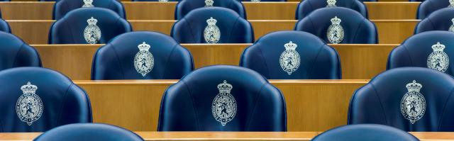 De blauw zetels in de plenaire zaal van de Tweede Kamer