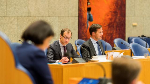 Premier Rutte en minister Wiebes in Tweede Kamer