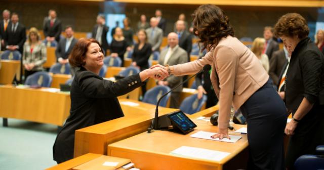 Voorzitter Van Miltenburg feliciteert Karen Gerbrands