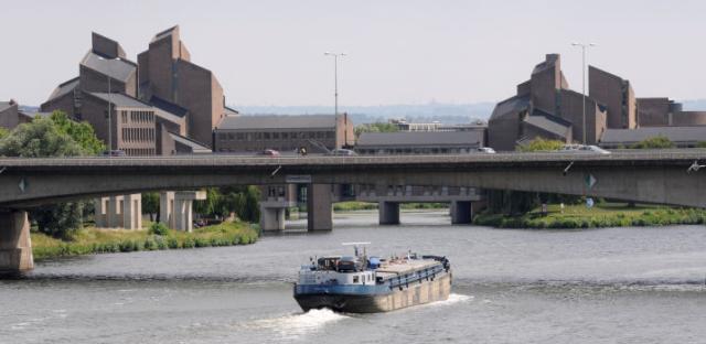 Het Maastrichtse Gouvernement. Het provinciehuis van Limburg. Hier werd in 1992 het Verdrag van Maastricht ondertekend. Met de ondertekening van het Verdrag werd de  Europese munt geïntroduceerd en kreeg het Europees Parlement wetgevende macht.