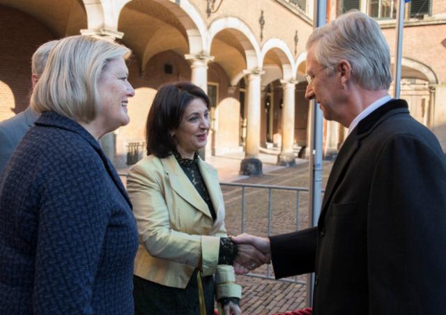 Kamervoorzitter Arib schudt koning Filip de hand.