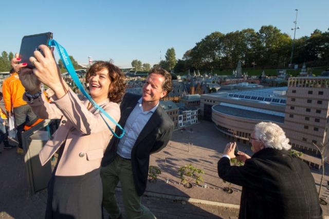 De Voorzitter maakt een selfie in Madurodam