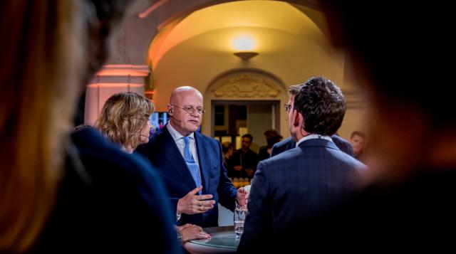 Minister Grapperhaus aan tafel