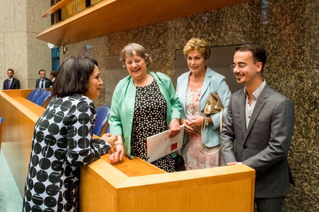 Tweede Kamervoorzitter Khadija Arib begroet voor de herdenking de familie van oud-premier Piet de Jong.