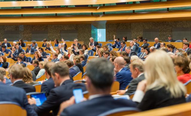 Kamerleden in de plenaire zaal