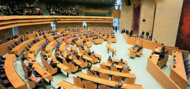 Kamerleden in de plenaire zaal van de Tweede Kamer