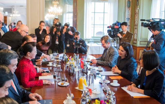 Tweede Kamervoorzitter Khadija Arib ontvangt de Vietnamese parlementsvoorzitter, mevrouw Nguyễn Thị Kim Ngân.