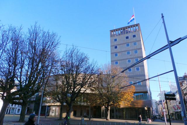 Nederlandse vlag hangt halfstok op Kamergbeouw